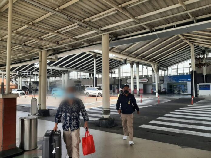 An Egyptian man was deported from Indonesia on July 18, 2022 after overstaying his visa while vacationing in Bali. Photo: The Ministry of Law and Human Rights.