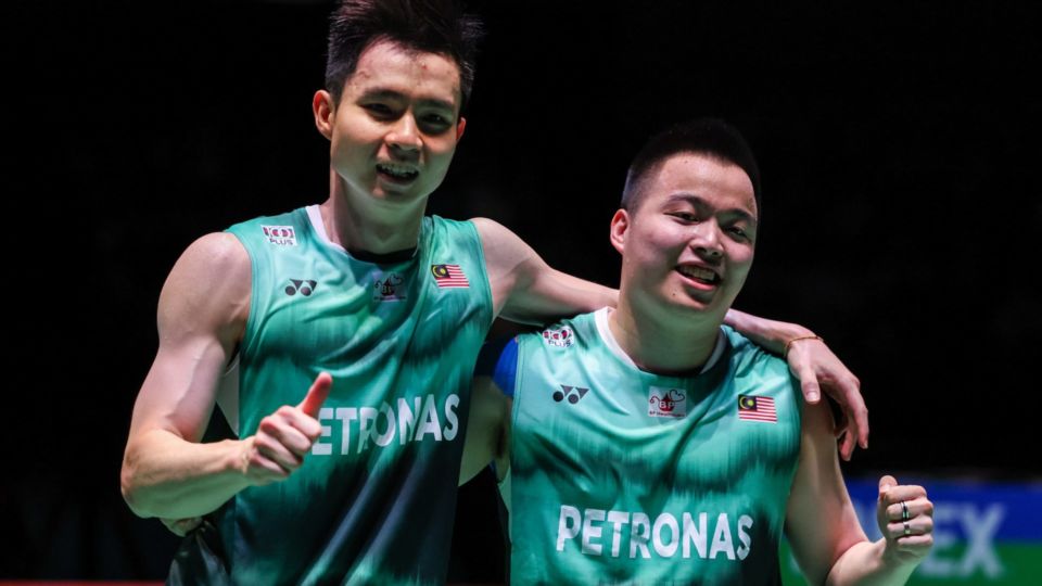 Photo: Wooi Yik (right) with Aaron Chia (left) – Badminton Photo/Twitter 