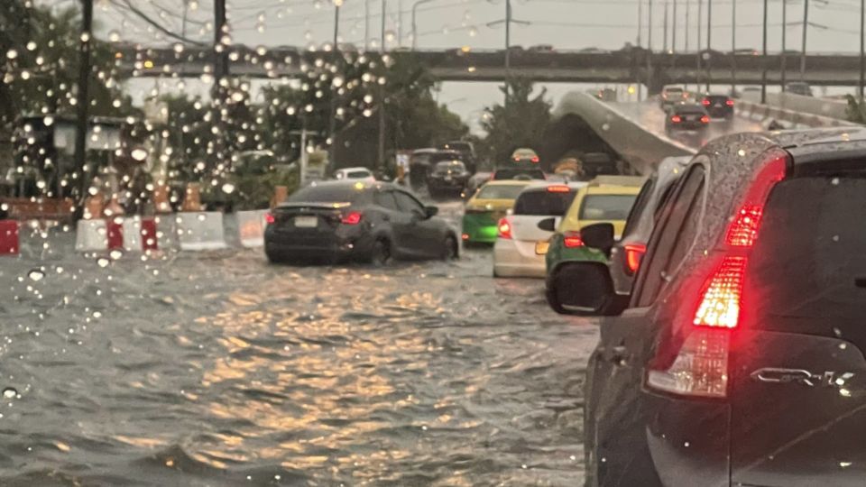 Flooding outside the Bangkok Southern Bus Terminal. Photo: BBambui/Twitter