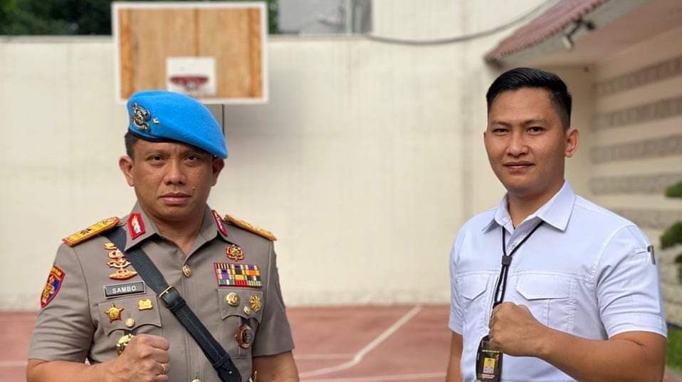 Police general Ferdy Sambo (Left) allegedly ordered the murder of his bodyguard Nofriansyah Yosua Hutabarat (Right). Photo: Facebook