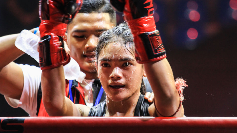 Kullanat Yoohanngoh, who fights as Aida Looksaikongdin, in the ring Aug. 5 at Rajadamnern Stadium. Photo: Chayanit Itthipongmaetee / Coconuts Bangkok