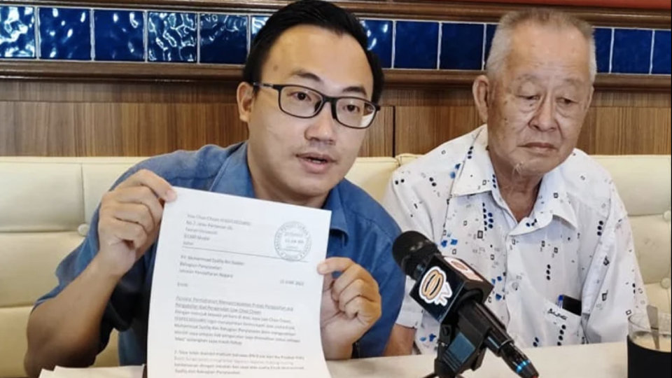 Picture: Senai assemblyman Wong Bor Yang (left) with Low Choo Choon (Picture courtesy of Wong) 
