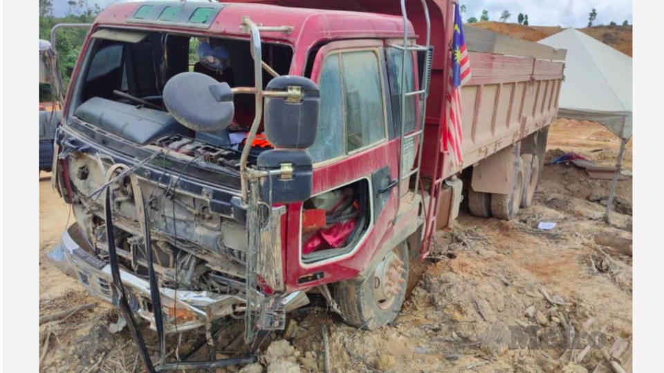 Photo: The lorry’s condition after the accident/Picture courtesy of Marang Police 

