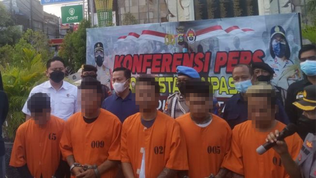 Five thieves who targeted foreigners in Kuta were arrested and displayed at the Bali Bombing Memorial on Legian Street, Kuta, on August 8, 2022. Photo: Obtained.