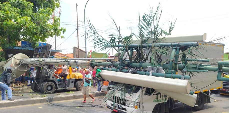 A freighter truck crashed into and toppled a telecommunications tower in Bekasi on Aug. 31, 2022. At least 10 people were killed. Photo: Twitter/@TMCPoldaMetro
