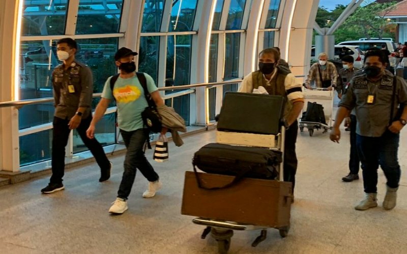 The Immigration Office deported a foreigner on Aug. 10, 2022, after he had reportedly refused to pay his hotel in full after claiming unsatisfactory services. Photo: Obtained.