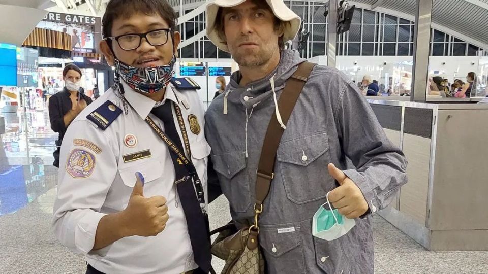 Rizqi Ganis Ashari, who works as an officer at Ngurah Rai International Airport’s immigration office, met his idol Liam Gallagher while at work on Aug. 9, 2022. Photo: Obtained.