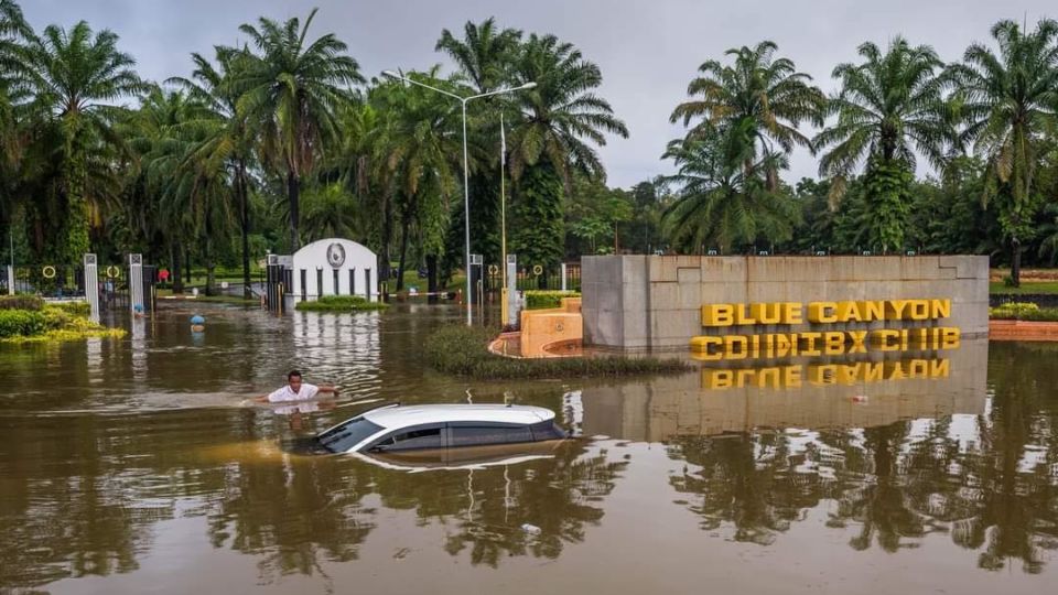 The scene Friday morning outside Phuket’s Blue Canyon Country Club. Photo: Phuket Info Center