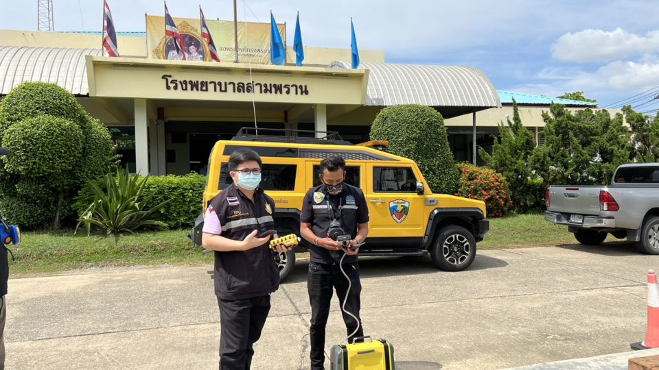 Pollution Control officials check pollution levels in front of the Sam Phran Hospital in Nakhon Pathom province. Photo: Department of Pollution Control