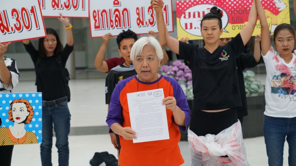 Campaigners demand the decriminalization of abortion in 2019 at the Constitutional Court of Thailand. Photo: Teirra Yam Kamolvattanavith / Coconuts Bangkok
