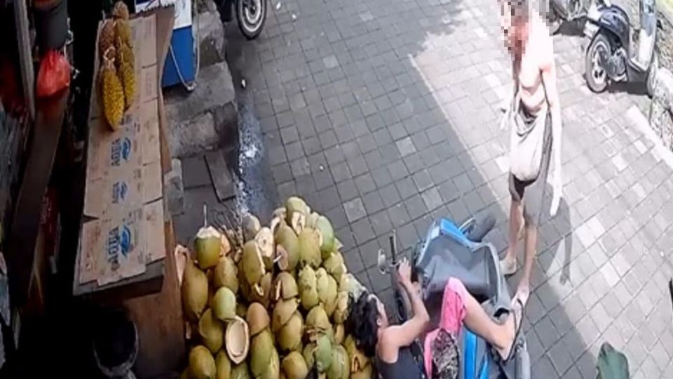 An Australian man was arrested by the Ubud Police on Sept. 11, 2022, after he reportedly pushed a motorcyclist for accidentally running over his dog. Photo: Screengrab.