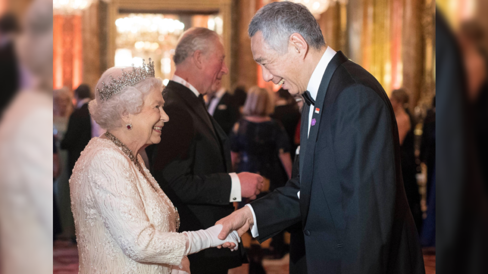 Prime Minister Lee Hsien Loong and Queen Elizabeth II in 2018. Photo: Victoria Jones/Alamy
