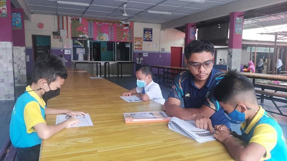 Photo: Cikgu Fadli with his students/Facebook 
