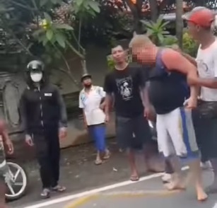 A clip of a foreigner going berserk and physically attacking a local man following a motorbike accident in Canggu on Oct 12, 2022, went viral.  Photo: Screengrab.