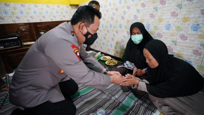 National Police Chief Listyo Sigit Prabowo offering his condolences to a mother who lost her son in the Kanjuruhan tragedy. Photo: National Police