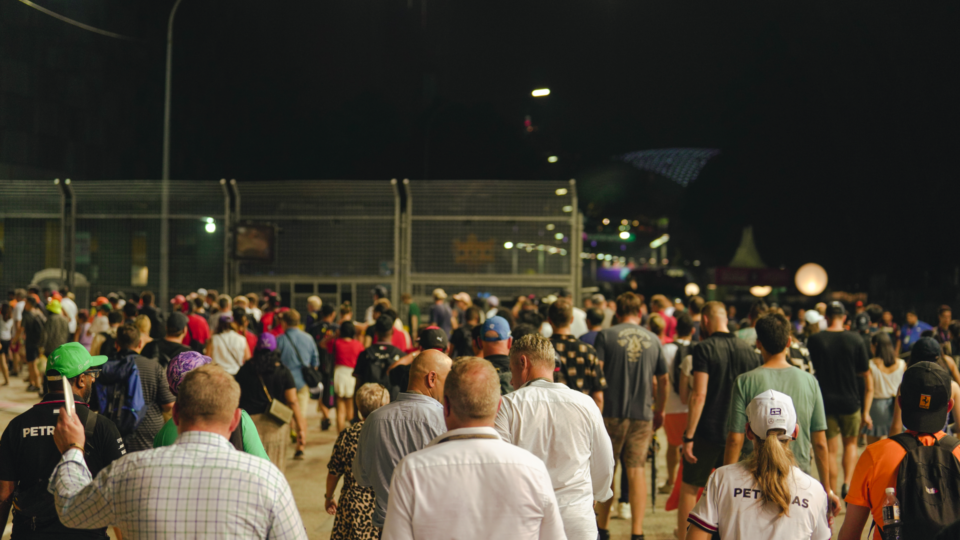 The Singapore Formula One Grand Prix attendees leaving the venue on Sunday. Photo: Adrian Lee/Coconuts
