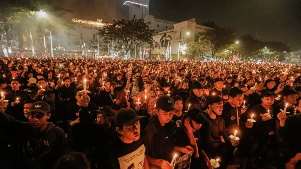 Thousands of Persebaya fans hold a vigil for the victims of the Kanjuruhan tragedy on Oct. 3, 2022. Photo: Instagram/@officialpersebaya