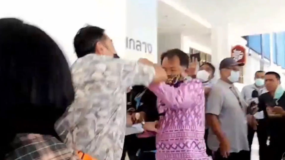 A screengrab of a man identified as Weerawit Rungruengsiripol attacking attorney Srisuwan Janya on Tuesday morning at Bangkok’s Technology Crime Suppression Division. Image: Nattapong Malee / Ratsadon News
