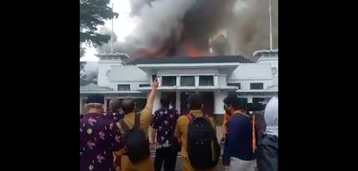 Bandung City Hall staff look on as fire engulfs an office building on Nov. 7, 2022. Photo: Video screengrab