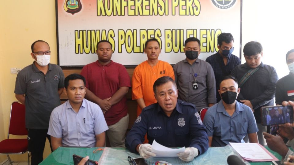 PA (middle, standing, blurred face) was arrested by the Buleleng Police on Oct. 27, 2022, for having allegedly killed his pregnant wife out of jealousy. Photo: The Buleleng Police.