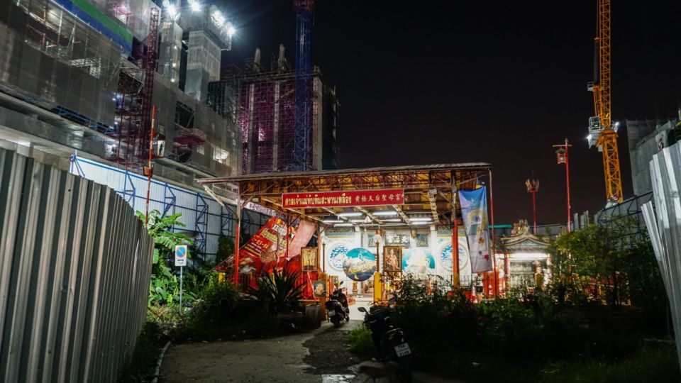 The Tubtim Shrine on Nov. 3 is engulfed by a construction site for development by Chulalongkorn University’s Property Management office. Photo: Chayanit Itthipongmaetee / Coconuts Bangkok