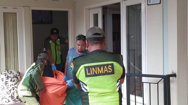 Officers at the scene of crime. Photo: Istimewa