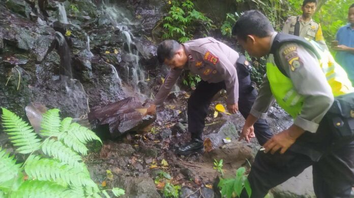 Police officers are observing a spot in the Aling-Aling Waterfalls in Sukasada, Buleleng where an American tourist reportedly fell in an accident and lost his right foot on Nov. 2, 2022. Photo: Obtained.