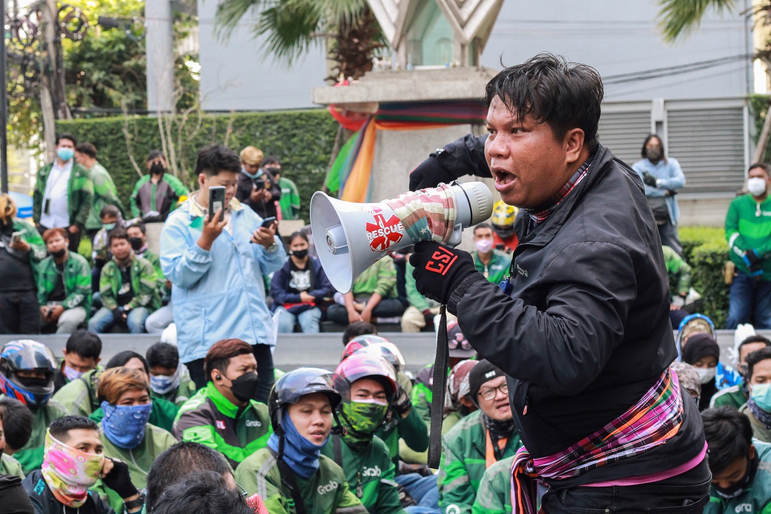 Grab Fury: Unhappy Riders shut down Phetchaburi Road, execs refuse to ...