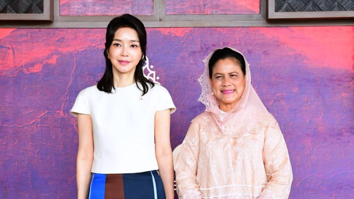 South Korean First Lady Kim Kun-hee (Left) with Indonesian First Lady Iriana at the G20 Summit in Bali. Photo: Presidential Secretariat