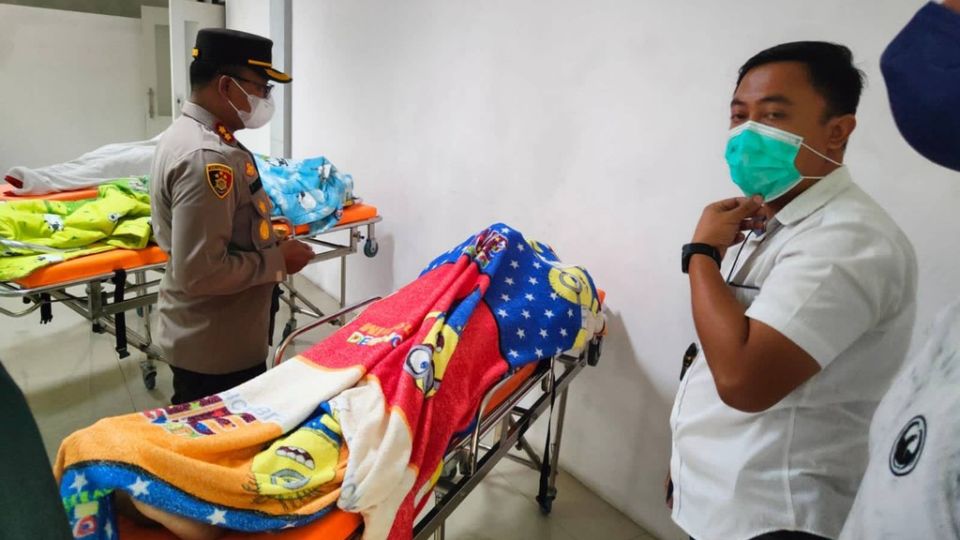 The victims’ bodies covered by blankets. Photo: Handout