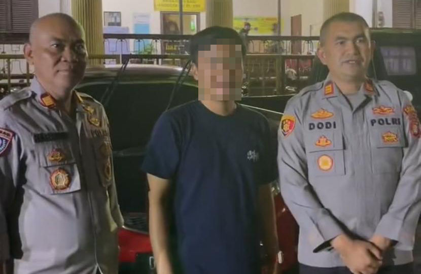 Palmerah Police Chief Dodi Abdulrohim (Right) apologizing to RA (Middle) after the citizen said an officer at the station insulted him with a derogatory remark. Photo: Video screengrab