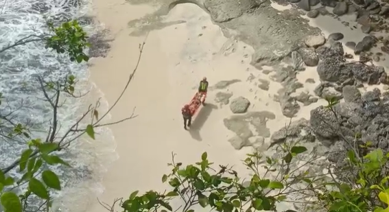 An Indonesian-Vietnamese man survived a fall from a cliff on a Nusa Penida beach on Nov. 21, 2022, after his attempt at acrobatics for the sake of a good picture went horribly wrong. Photo: Obtained.