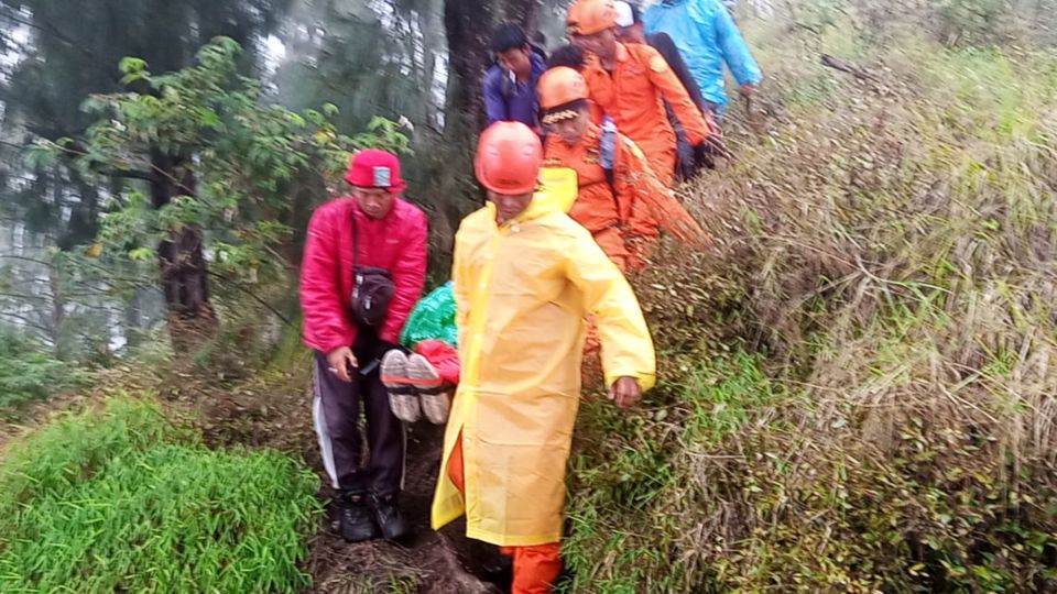 The body of a 51-year-old US national being carried on a stretcher following a hiking accident on Mt. Agung on Nov. 18. Photo: SAR Bali