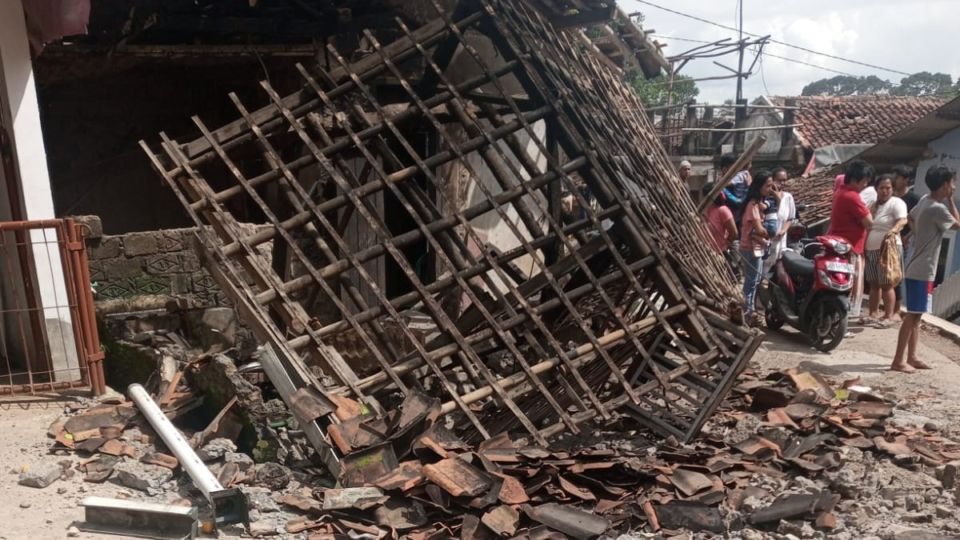 A building collapsed after a 5.6-magnitude earthquake struck Cianjur Regency, West Java on Nov. 21, 2022. Photo: BNPB