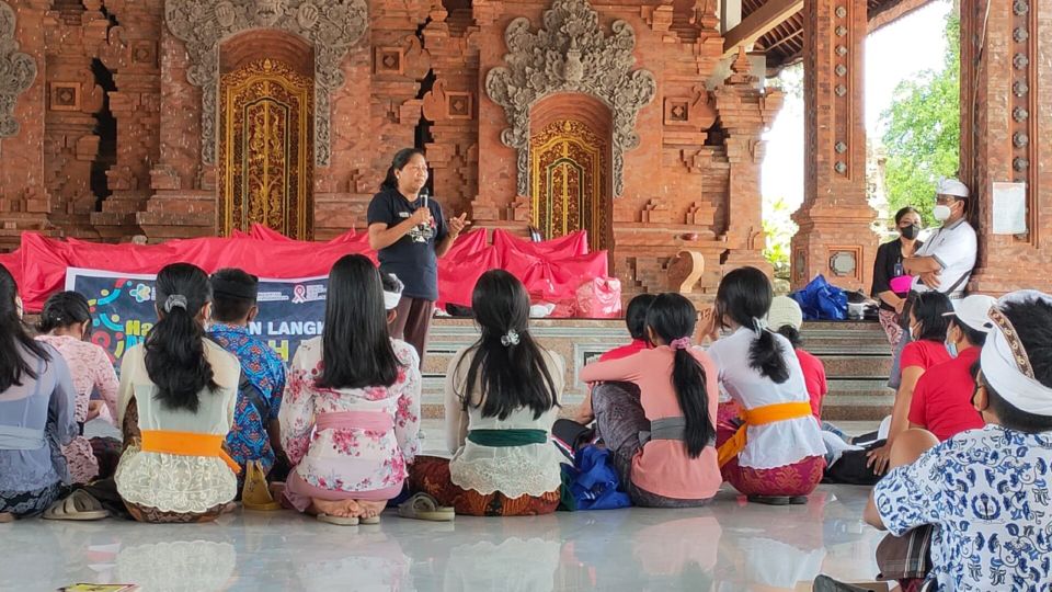 Ketut Rediten aka Bu Desi is pictured giving education for young Indonesian women on HIV/AIDS topic. Photo: Obtained.