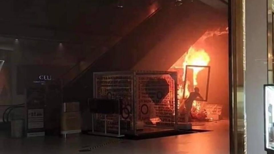 A large fire breaks out Saturday afternoon in the CentralwOrld shopping mall. Image: ThaiViralPost/Twitter

