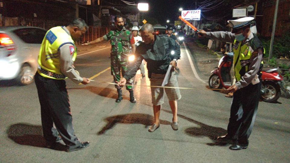 The officers of the Buleleng Police were investigating a scene in Kerobokan Village where a teenager died in a bike crash on Jan. 4, 2023. Photo: Obtained.