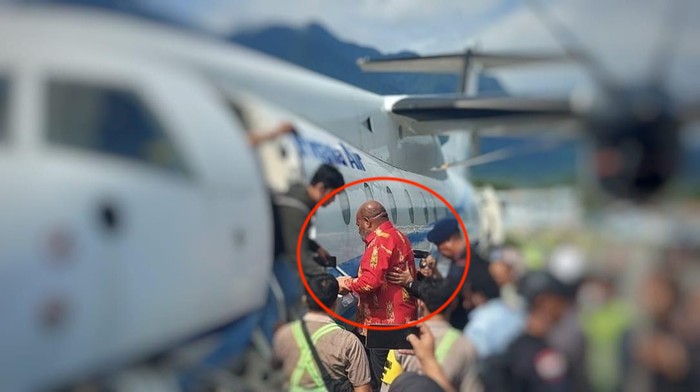 Papua Governor Lukas Enembe boarding a plane to Jakarta following his arrest for graft. Photo: Video screengrab