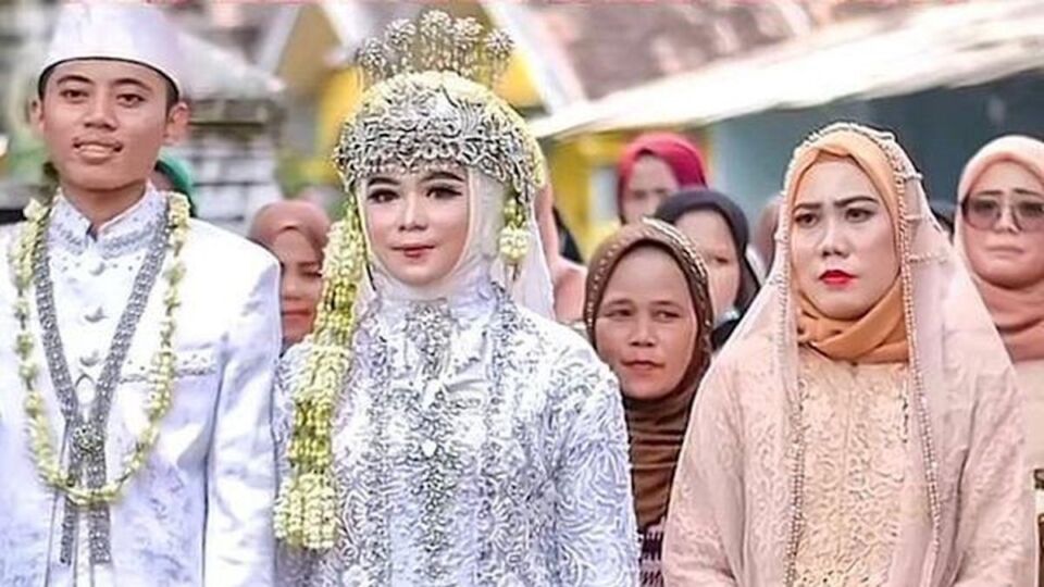 Rihanah (front right) standing next to her daughter Norma and son-in-law Rozy on their wedding day in 2021. Photo: Istimewa