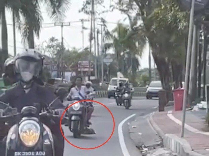 A clip of two locals dragging a dead dog with their motorbike went viral after being shared on Instagram on Jan 1., 2023. Photo: Screengrab.