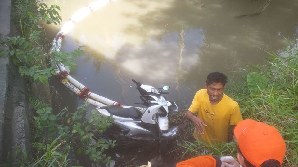 Rozanov’s motorbike being retrieved from under a bridge on the Canggu shortcut. Photo: North Kuta Police