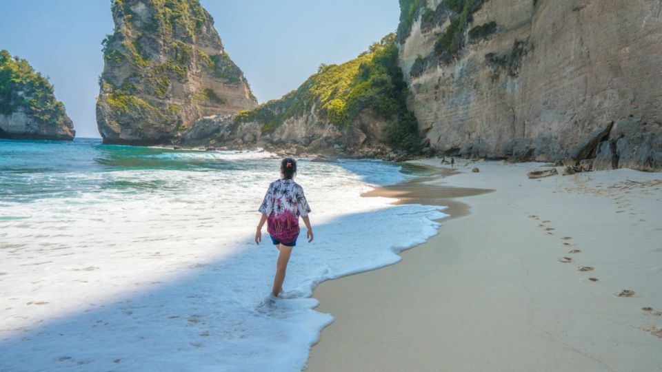 File photo of a traveler walking on a beach in Nusa Penida. Credit: Unsplash/Alfiano Sutianto.