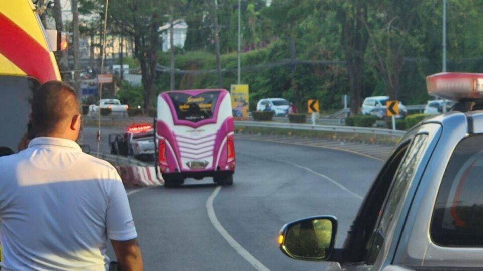 Police on Friday morning shut down a road in Phuket to surround a bus where a gunman opened fire on passengers. Photo: Phuket Information Center