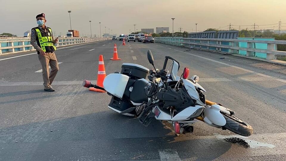 The patrol motorcycle belonging to Sgt. Maj. Setthakan Loykhampom lies in the road where he died on Thursday in north metro Bangkok. Photo: Highway Patrol Division