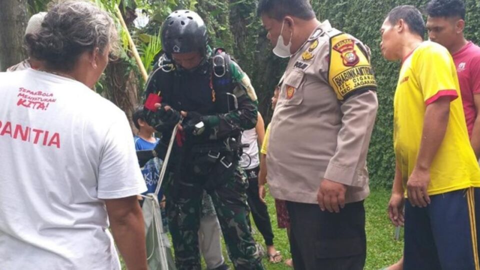 A parachutist from the Indonesian Navy was blown off course and landed in someone’s backyard on Feb. 9, 2023. Photo: Obtained