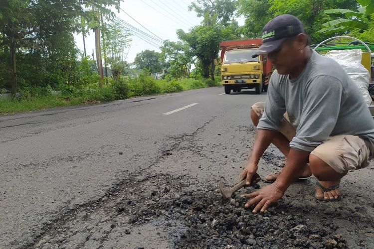 Gufron fixing a pothole in Lamongan, East Java. Photo: Istimewa