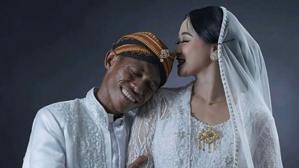Makruf (Left) and Arum during their pre-wedding photoshoot. Photo: TikTok/@arum_pps