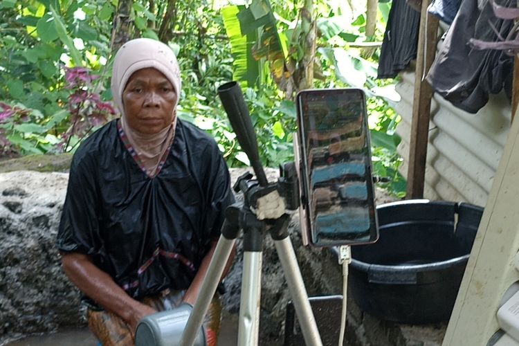 The women of a village in Lombok may see their TikTok revenue drying up after the Indonesian government requested for the platform to take down viral clips of them bathing in muddy water. Photo: Screengrab.