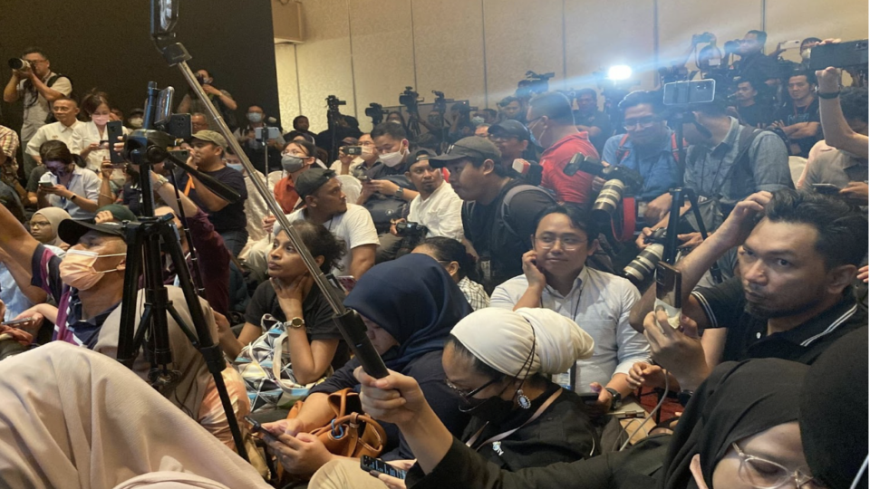 Reporters gather for a press conference at a hotel in Kuala Lumpur during GE15. Coconuts file pic. 
