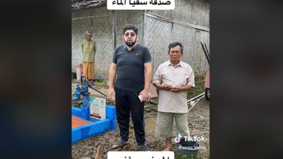 An Indonesian man (Right) mistakenly brings up his hands in prayer while the Middle Eastern man next to him speaks in Arabic. Photo: Video screengrab from TikTok/@anas.skom